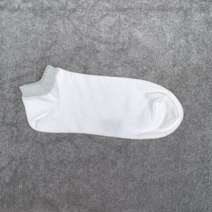låg vit strumpa med silverkant