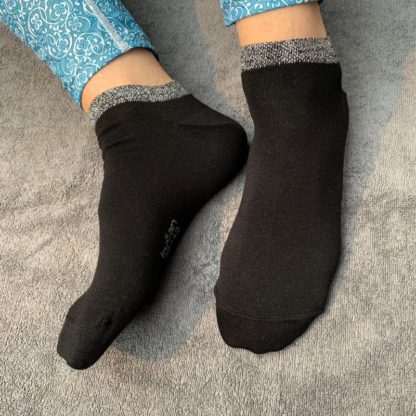 låg svart strumpa med silverkant